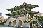 Ворота Кванва-мун (Gwanghwamun Gate), Сеул, Южная Корея.