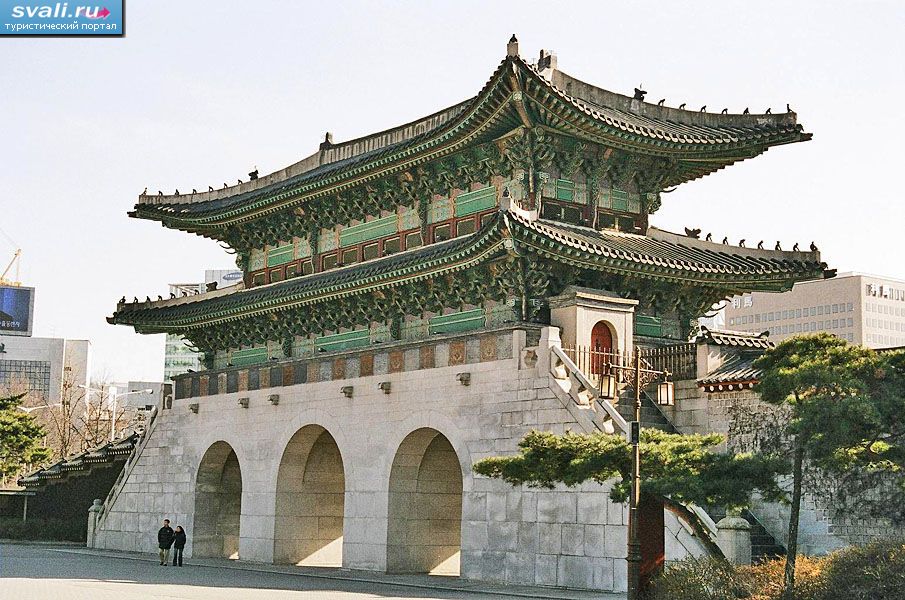 Ворота Кванва-мун (Gwanghwamun Gate), Сеул, Южная Корея.