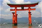 Синтоистская святыня, остров Itsukushima, Япония.