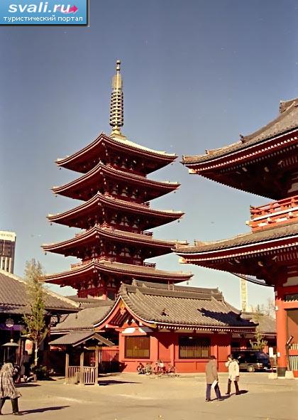 Храм Сэнсодзи (Senso-ji), Асакуса, Токио, Япония.