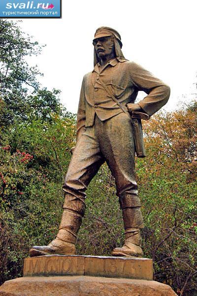 Памятник Дэвиду Ливингстону, исследователю, открывшему знаменитый водопад Виктория, Зимбабве.