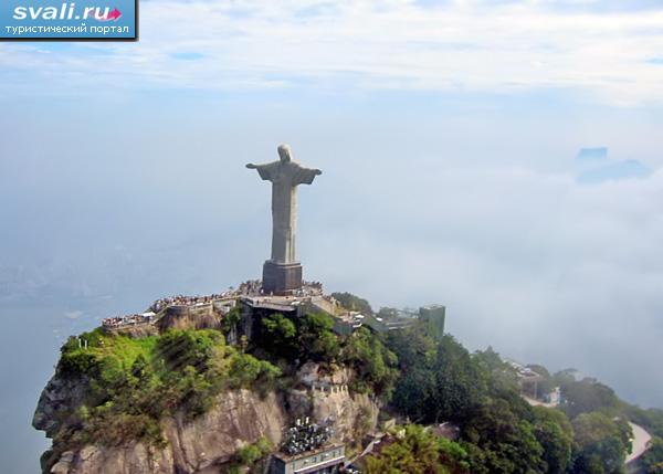 Статуя Христа Спасителя, холм Корковаду, Рио-Де-Жанейро, Бразилия.