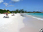 Пляжу Карлисли на юго-западе Барбадоса в окрестностях Бриджтауна.