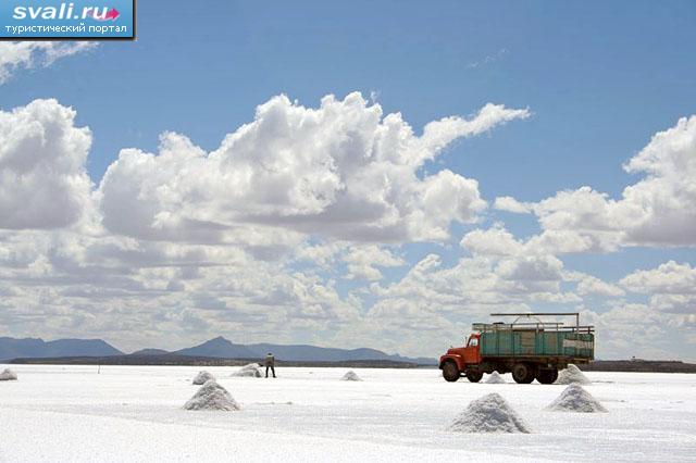 Высохшее солёное озеро Салар-де-Уюни (Salar de Uyuni), Боливия.