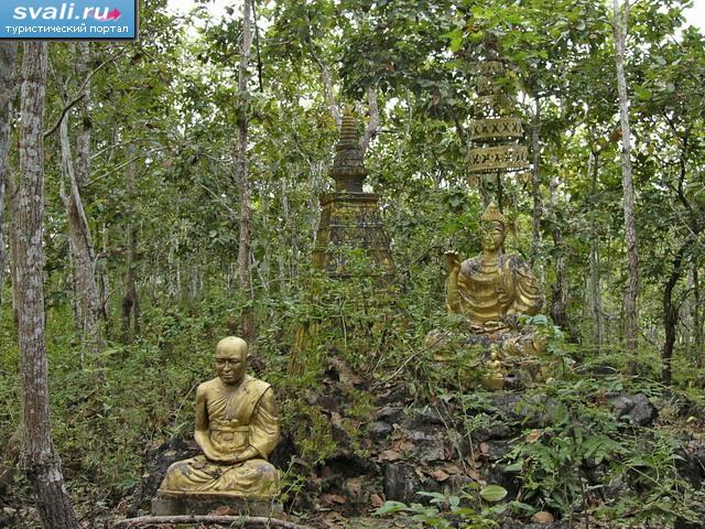 Храм, затерянный в джунглях на другой стороне Меконга, Луанг-Прабанг, Лаос.