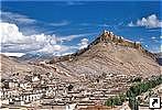 Вид на Гянтзе (Gyantse) и Дзонг (Dzong), Тибет.