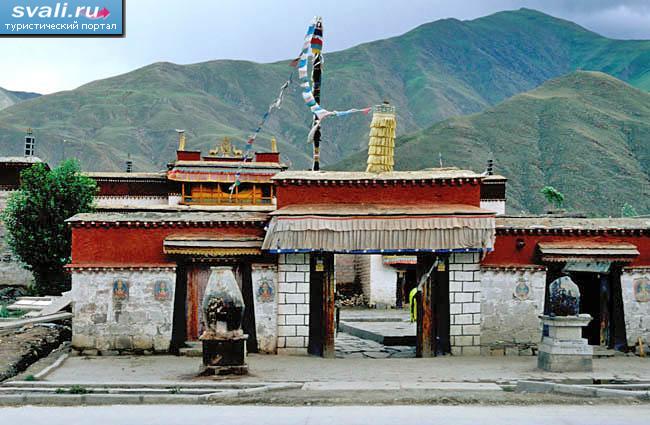 Монастырь Традрук (Tradruk), долина Ярлунг (Yarlung), окрестности Тсетанга (Tsetang), Тибет.