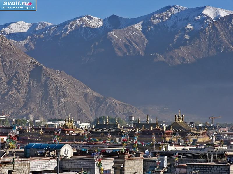 Вид на старый город и монастырь Джокан (Jhokang), Лхаса, Тибет.