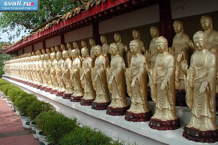 Статуи Будды в монастыре Фогуаншань (Fo Kuang Shan), Гаосюн (Kaohsiung), Тайвань.