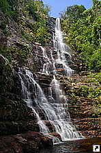 Водопад рядом с пещерой Кавак (Kavak Cave), Национальный парк Канайма, Венесуэла.