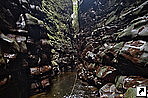 Вход в пещеру Кавак (Kavak Cave), Национальный парк Канайма, Венесуэла.