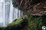 Проход под водопадом Ача (Salto Hacha), лагуна Канайма (Canaima Lagoon), Национальный парк Канайма, Венесуэла.