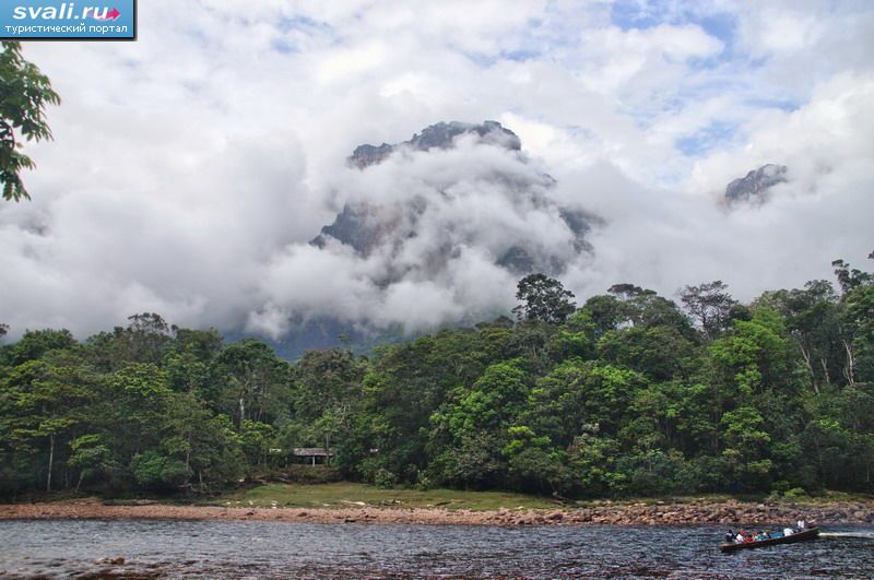 Вид с реки на водопад Анхель (в облаках), Национальный парк Канайма, Венесуэла.