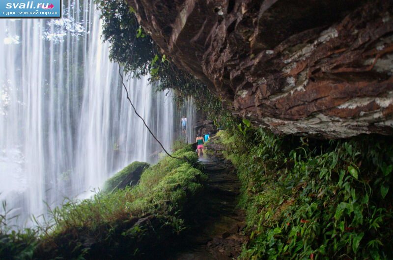 Проход под водопадом Ача (Salto Hacha), лагуна Канайма (Canaima Lagoon), Национальный парк Канайма, Венесуэла.