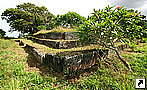Остатки построек древней столицы архипелага - Муа , Тонга.