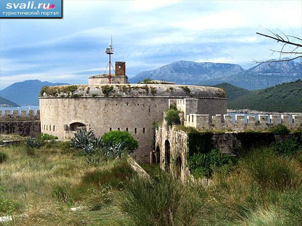 Разрушенная крепость, остров Мамула, Герцег-Нови, Черногория.