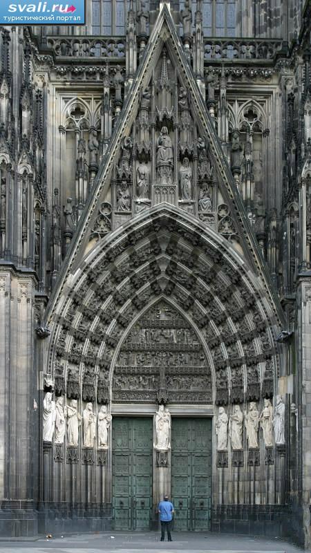 Главные ворота в Кёльнский собор, Кёльн, Германия.