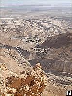 Вид с крепости Масада на Римский лагерь, фуникулер и Иудейскую пустыню, Израиль.