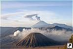 Вулкан Семеру и кратер вулкана Бромо (Bromo), остров Ява (Java), Индонезия.