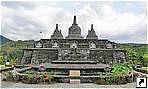Ступа в буддийском храме Брахмавихара-Арама (Brahmavihara Arama), остров Бали, Индонезия.