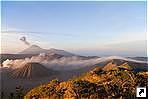 Вулкан Семеру и кратер вулкана Бромо (Bromo), остров Ява (Java), Индонезия.