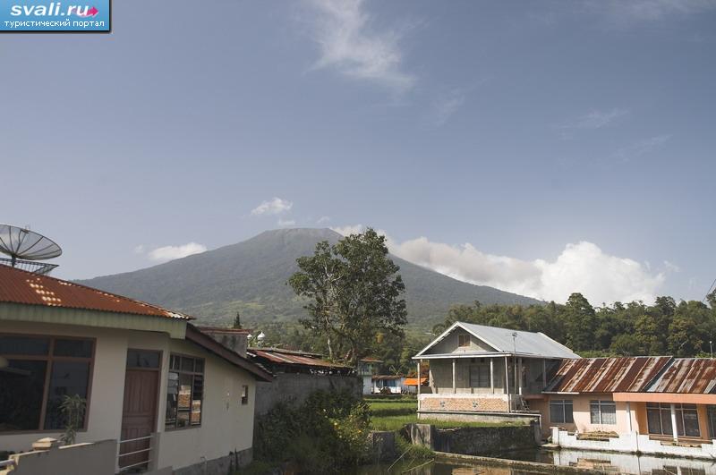 Вулкан Марапи (Marapi), Букиттинги (Bukittinggi), остров Суматра (Sumatra), Индонезия.