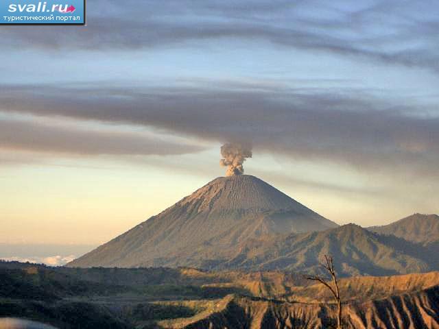 Вулкан Семеру, восточная часть острова Ява (Java),  Индонезия.
