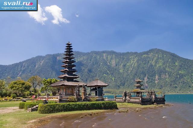 Храм Улун-Дану (Ulun Danau) на озере Братан (Bratan), остров Бали (Bali), Индонезия.