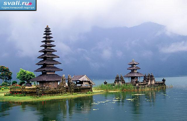 Храм Улун-Дану (Ulun Danau) на озере Братан (Bratan), остров Бали (Bali), Индонезия.