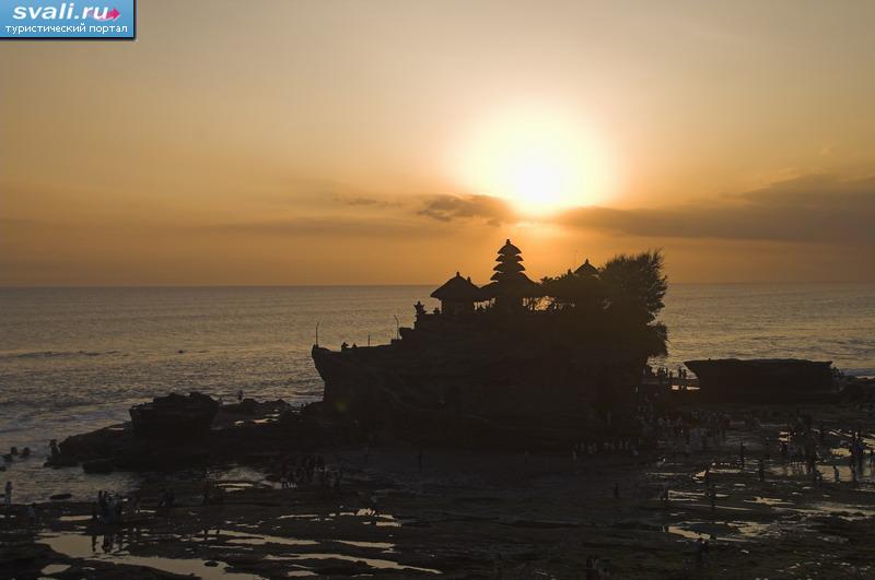 Храм Тана Лот (Tanah Lot) на закате, остров Бали, Индонезия.