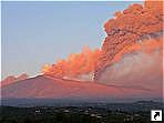 Извержение вулкана Этна, Сицилия, Италия.