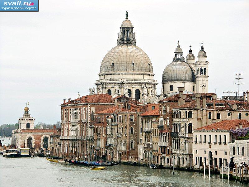 Большой канал и Церковь Санта Мария дела Салюте (Santa Maria della Salute), Венеция, Италия.