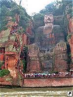 Лэшаньский Большой Будда (Leshan Grand Buddha), горы Эмэйшань (Emeishan) в 165 км к югу от Чэнду, провинция Сычуань (Sichuan), Китай. 