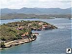 Вид с крепости Сан-Педро-де-Ла- Рока-дель-Моро, Сантьяго-де-Куба (Santiago de Cuba), Куба.