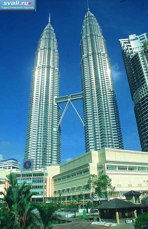 Небоскреб "Башни Близнецы Петронас" (Petronas Twin Towers), Куала-Лумпур, Малайзия.