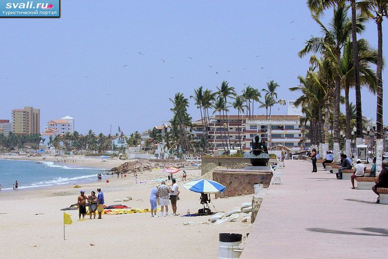 Пляж в бухте Бандерас (Banderas Bay), Пуэрто-Вальярта (Puerto Vallarta), Мексика.