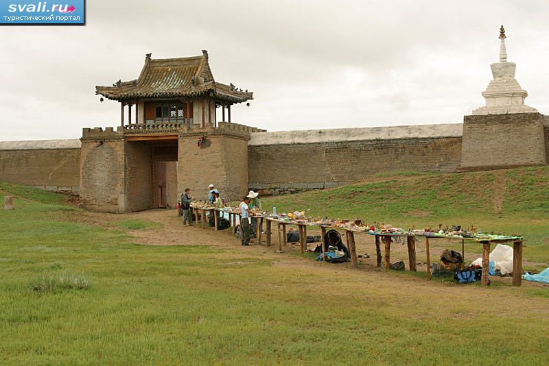 Первый буддистский монастырь Монгольской империи Эрдэне-Зу, продажа сувениров, Монголия.