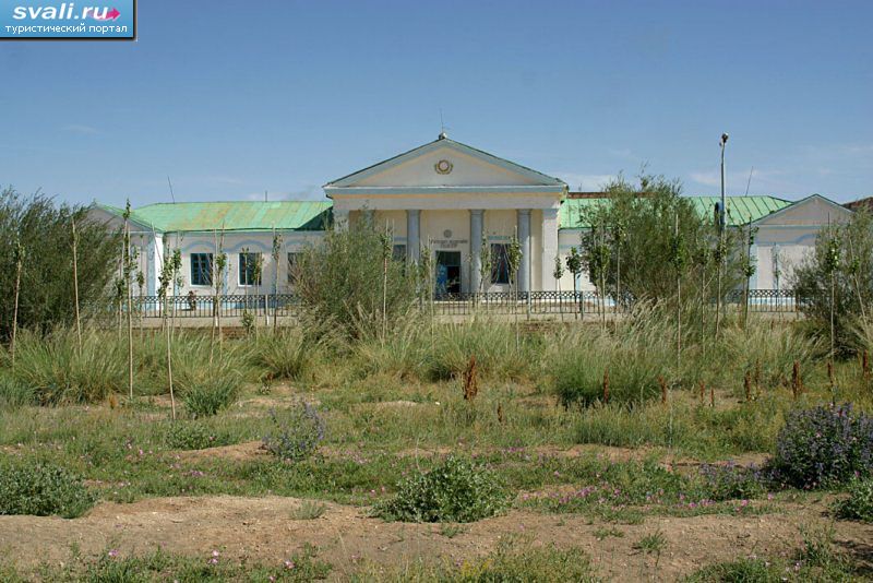 Здание театра в городе Даланзадгад, Монголия.