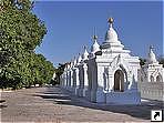 Мраморные павильоны пагоды Кутходо (Kuthodaw), Мандалай (Mandalay), Мьянма (Бирма).