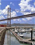 Мост "25 апреля", Лиссабон, Португалия.