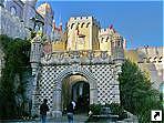 Входная арка, дворец Пена, Синтра, Португалия.