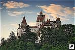 Замок Бран (замок Дракулы) на закате, Трансильвания, Румыния.