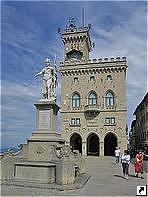 Статуя Свободы на полощади Свободы перед Правительственным дворцом, Сан-Марино. 