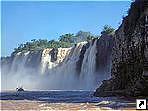 На лодке к водопаду Игуасу (Iguazu Falls), Аргентина.