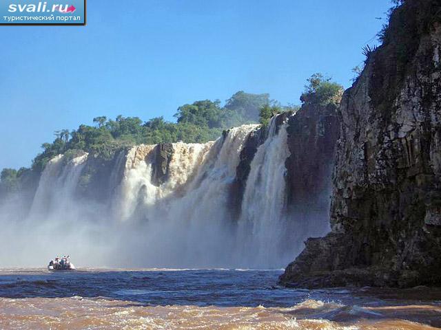 На лодке к водопаду Игуасу (Iguazu Falls), Аргентина.