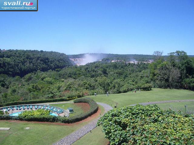 Вид на водопад Игуасу (Iguazu Falls) из отеля Шератон, Аргентина.