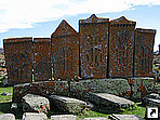 Хачкары (каменные изваяния с высеченными на них крестами), озеро Севан, Армения.