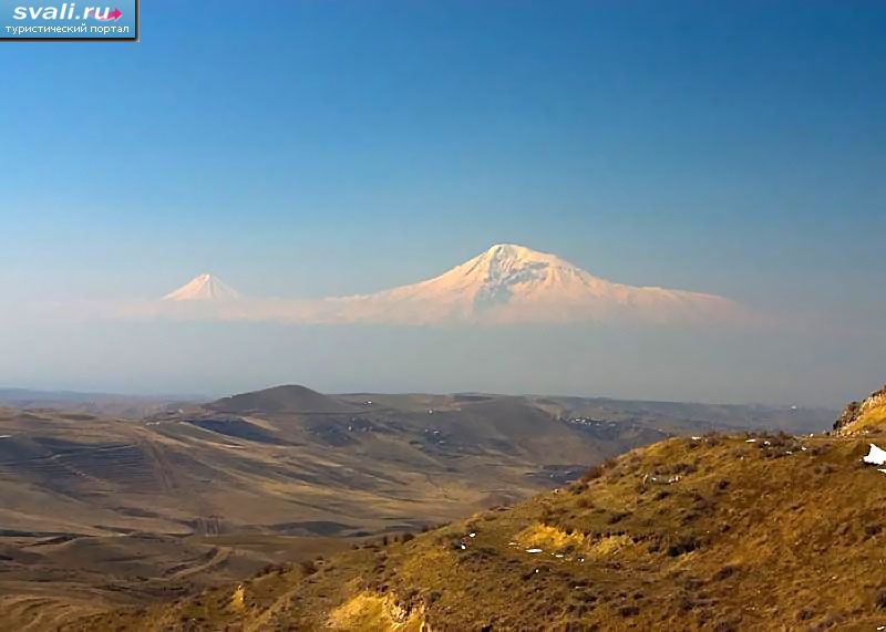 Вид на гору Арарат из Армении.