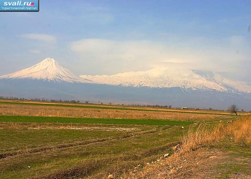 Вид на гору Арарат из Армении.