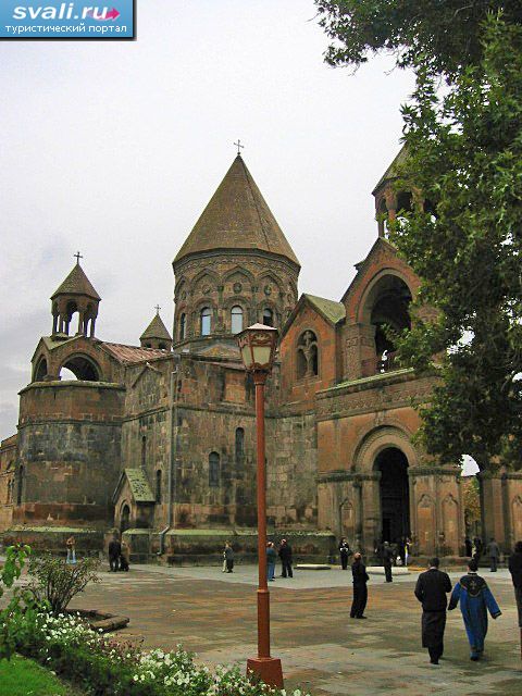 Кафедральный собор в городе Эчмиадзине,  Армения.